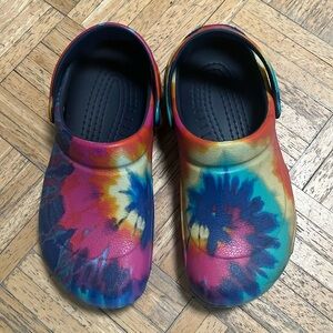 CROCS tie-dyed sandals
